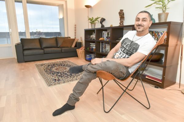 Armanin olohuonetta ei turhilla huonekaluilla tukita.