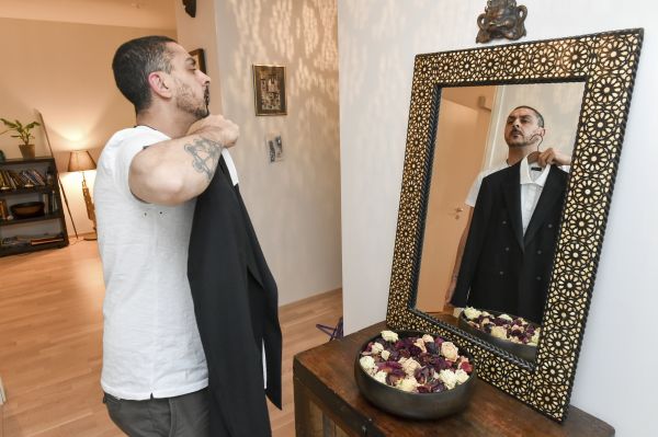 Ennen tv-uraa Arman työskenteli vaatturimestarina.