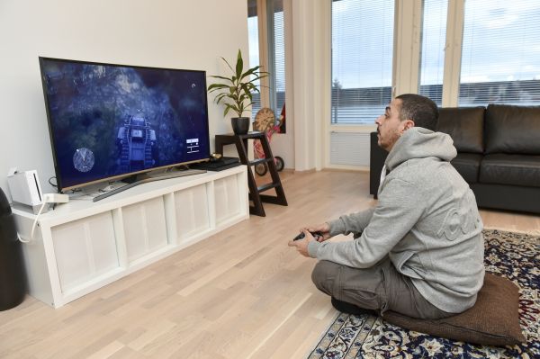 Vapaa-ajallaan Arman rentoutuu Playstation-pelien parissa.