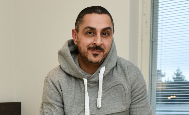 Arman Alizad kotinsa makuuhuoneessa Arman Alizad kotinsa makuuhuoneessa