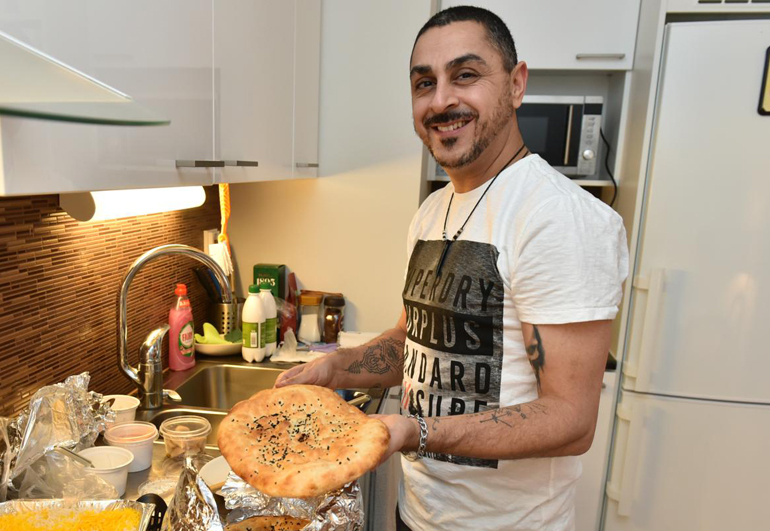 Arman Alizad nauttii iranilaisesta ruoasta. Arman Alizad nauttii iranilaisesta ruoasta.