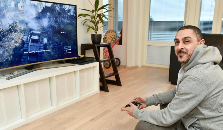 Arman Alizad pelaa kotonaan mieluummin pleikkaria kuin riehuu somessa. Arman Alizad pelaa kotonaan mieluummin pleikkaria kuin riehuu somessa.