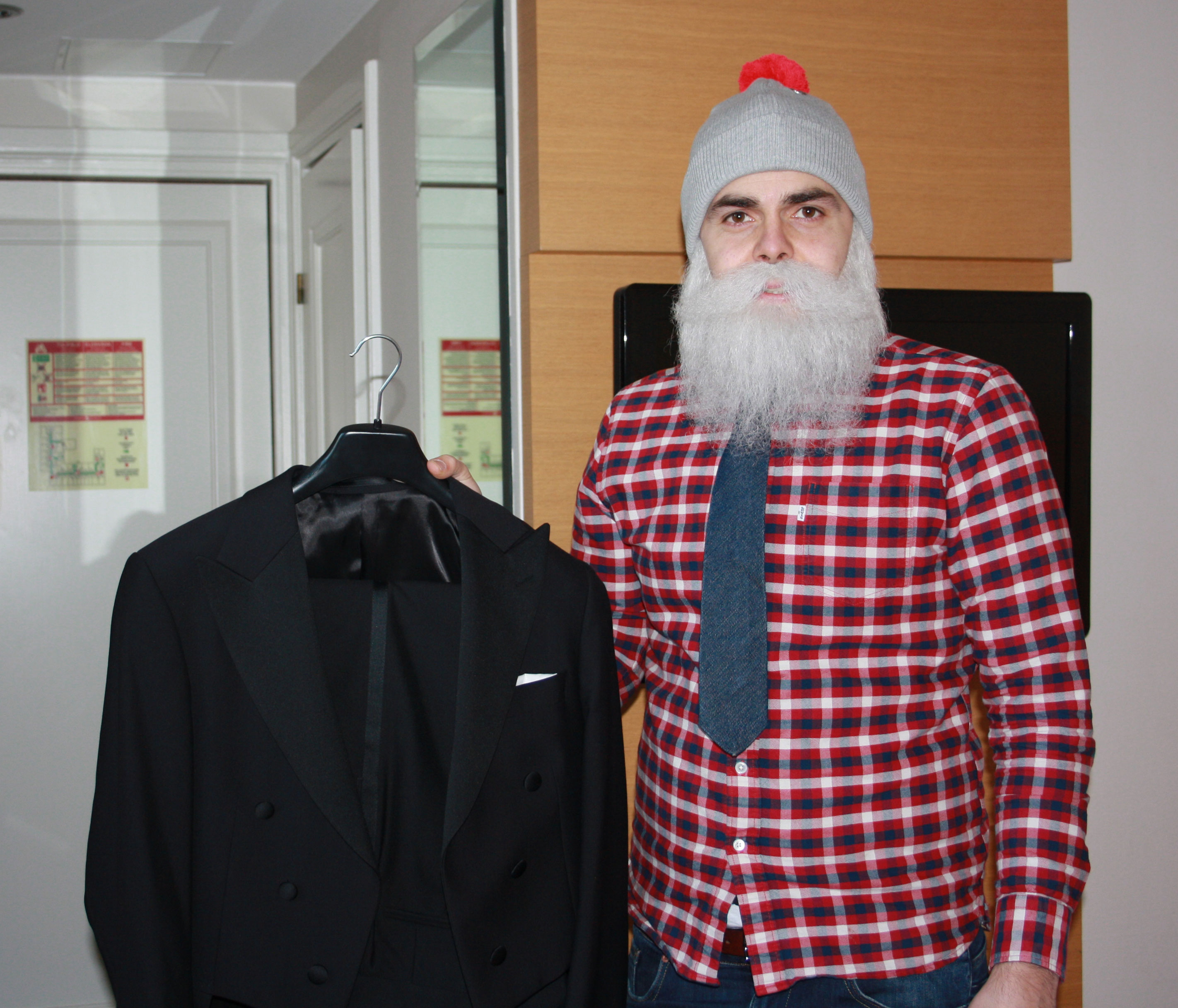 Brother Christmas valmistautuu Linnan juhliin. Brother Christmas valmistautuu Linnan juhliin.