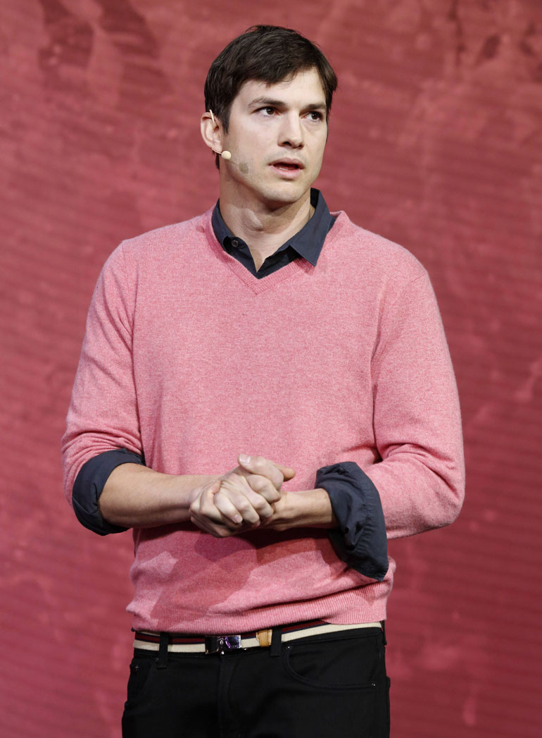 Näyttelijä Ashton Kutcher, 38, valmistautui vuoden 2013 Jobs-elokuvaan hedelmädieetillä. Kuukauden ajan Ashton sai popsia ainoastaan hedelmiä. – Päädyin sairaalaan kaksi päivää ennen kuvausten alkua. Haima-arvoni olivat ihan pielessä, Ashton kuvaili dieettikokemustaan.