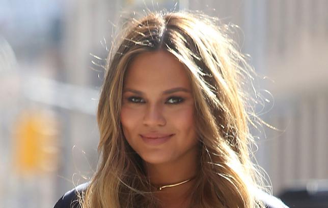 Chrissy Teigen paparazzattiin Yhdysvalloissa. Chrissy Teigen paparazzattiin Yhdysvalloissa.