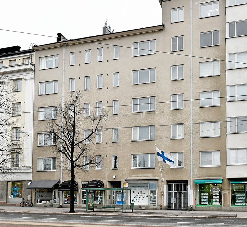 94-neliöisessä asunnossa on neljä huonetta, erillinen keittiö, kylpyhuone ja parveke.