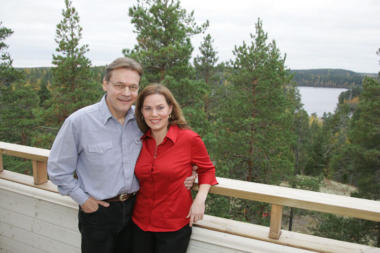 Timo T.A. ja Nina Mikkonen Myrskylän Pilvilinnan terassilla vuonna 2005.