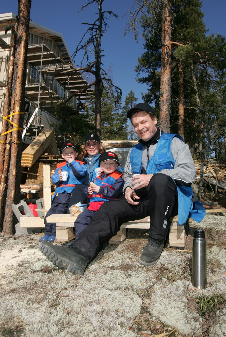 Mikkosten perhe rakennuspuuhissa vuonna 2006.