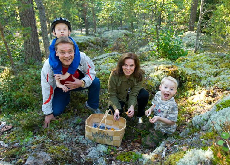 Mikkosten perhe marjastamassa vuonna 2009.