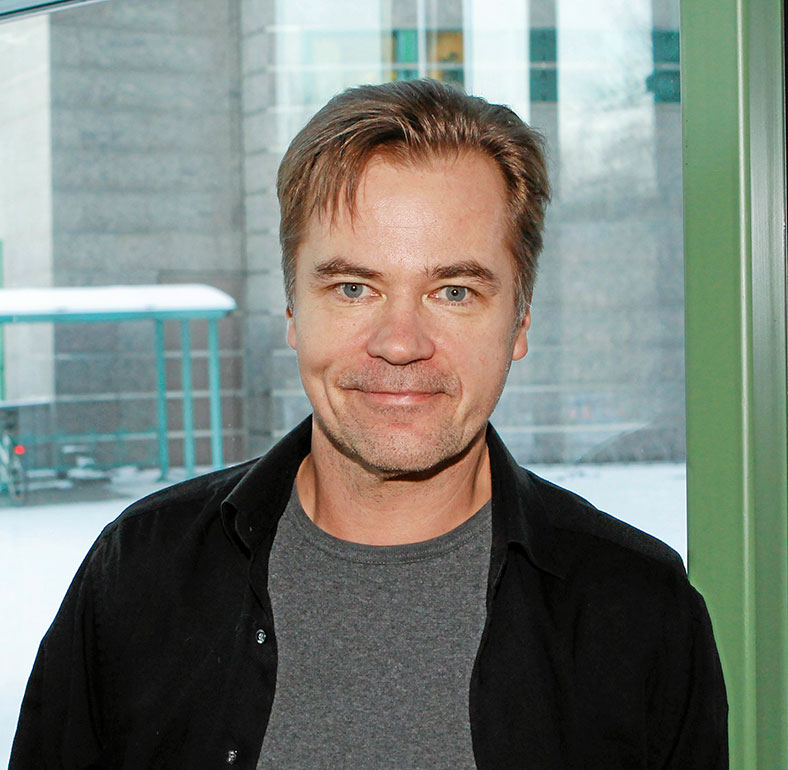 Carl-Kristian Rundman näyttelee hallintojohtaja Olavi Kaskelaa, joka iskee silmänsä Lena Meriläisen esittämään Lenitaan.