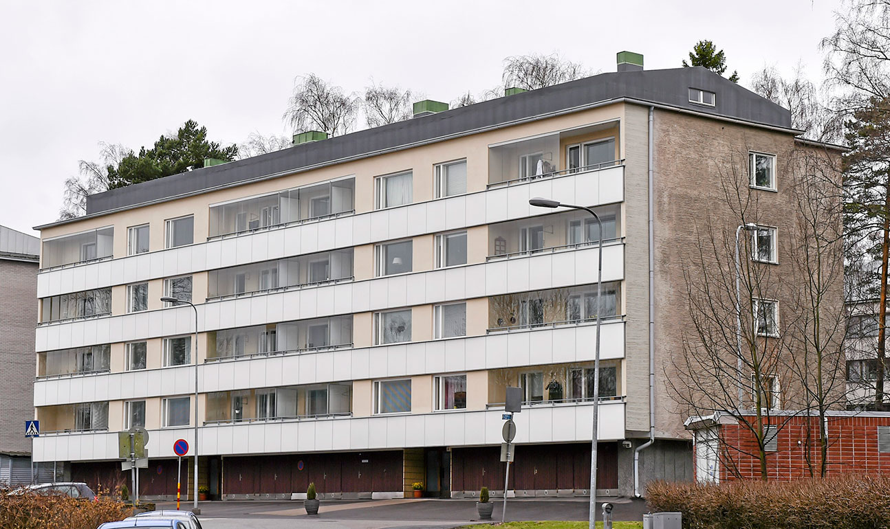 Hän on naimisissa näyttelijä Niina Nurmisen kanssa, ja heillä on kaksi lasta. He ovat asuneet vuodesta 2008 lähtien Helsingin Lauttasaaressa 119-neliöisessä kerrostaloasunnossa. Lukaalissa on viisi huonetta, keittiö, halli ja parveke.