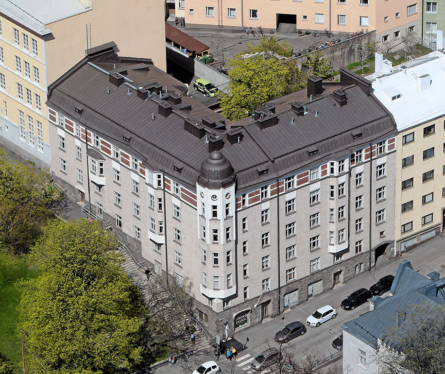 Perhe asuu Helsingin Kalliossa 71-neliöisessä kaksikossa. Sykkeessä Iina näyttelee sairaanhoitaja Iiristä, jolla on salainen menneisyys prostituoituna.