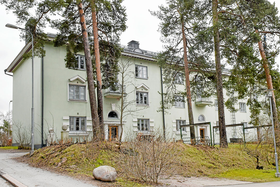 Lauri on asunut perheensä kanssa vuodesta 2015 lähtien Helsingin Käpylässä 90-neliöisessä kerrostaloasunnossa, jossa on kolme huonetta ja keittiö.