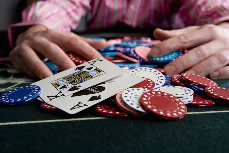 Mies ryösti pankin voidakseen jatkaa blackjack-peliään. Mies ryösti pankin voidakseen jatkaa blackjack-peliään.