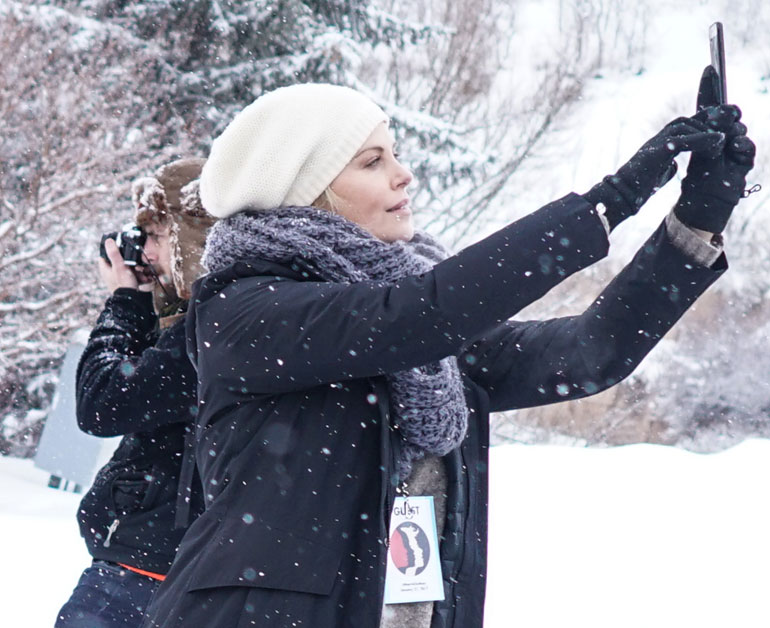 Oscar-palkittu näyttelijä Charlize Theron, 41, taisi olla tyytyväinen pipolookiinsa, koska halusi napata itsestään selfien.