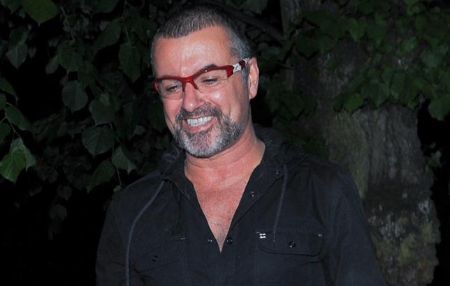 George Michael paparazzattiin ulkona. George Michael paparazzattiin ulkona.
