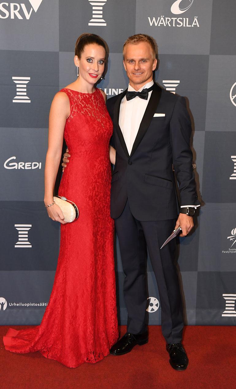 Ex-formulakuski Heikki Kovalainen kuului Catherine-vaimonsa kanssa gaalan tyylikkäimpiin pariskuntiin. Catherine Hydella oli kauniinpunainen juhlamekko.