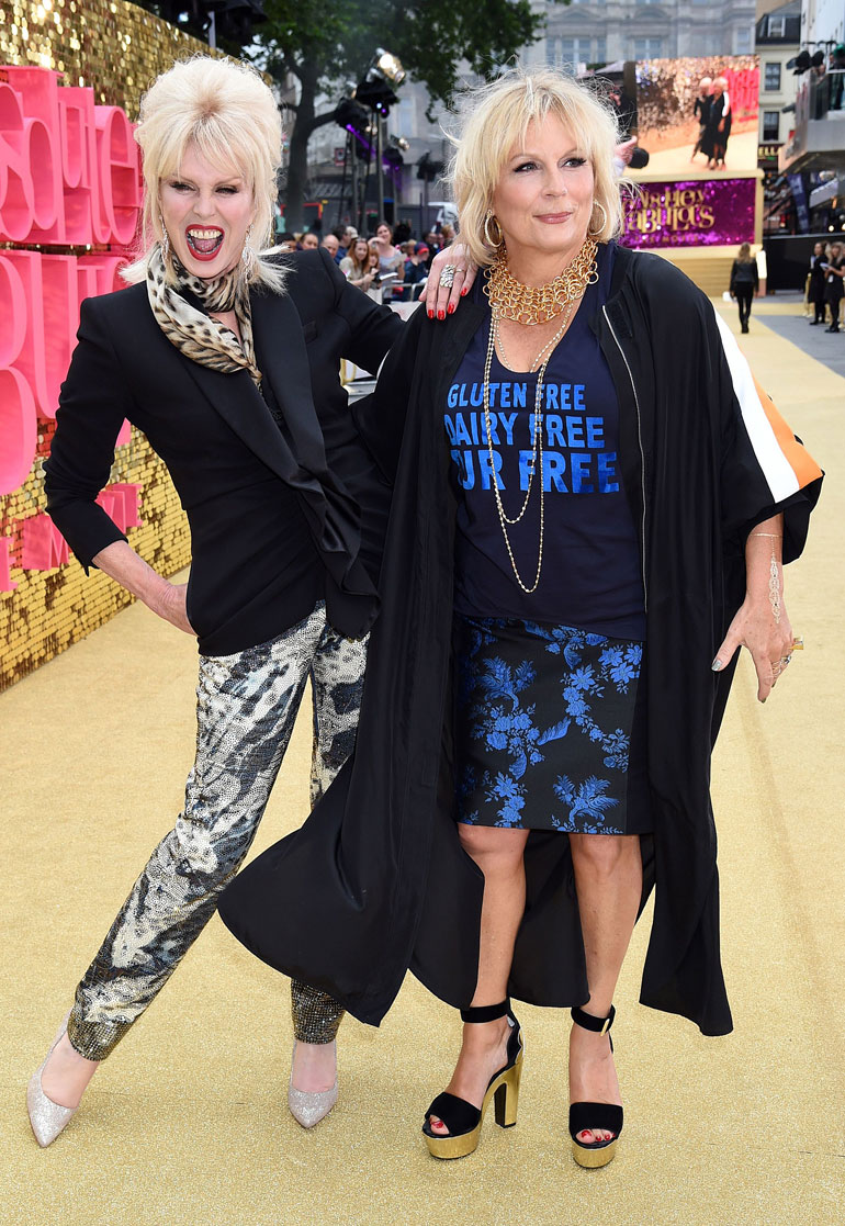 Todella upeeta -kaksikon Jennifer Saundersin, 58, Stella McCartneyn t-paidassa lukee Gluten free, Dairy free ja Fur free.