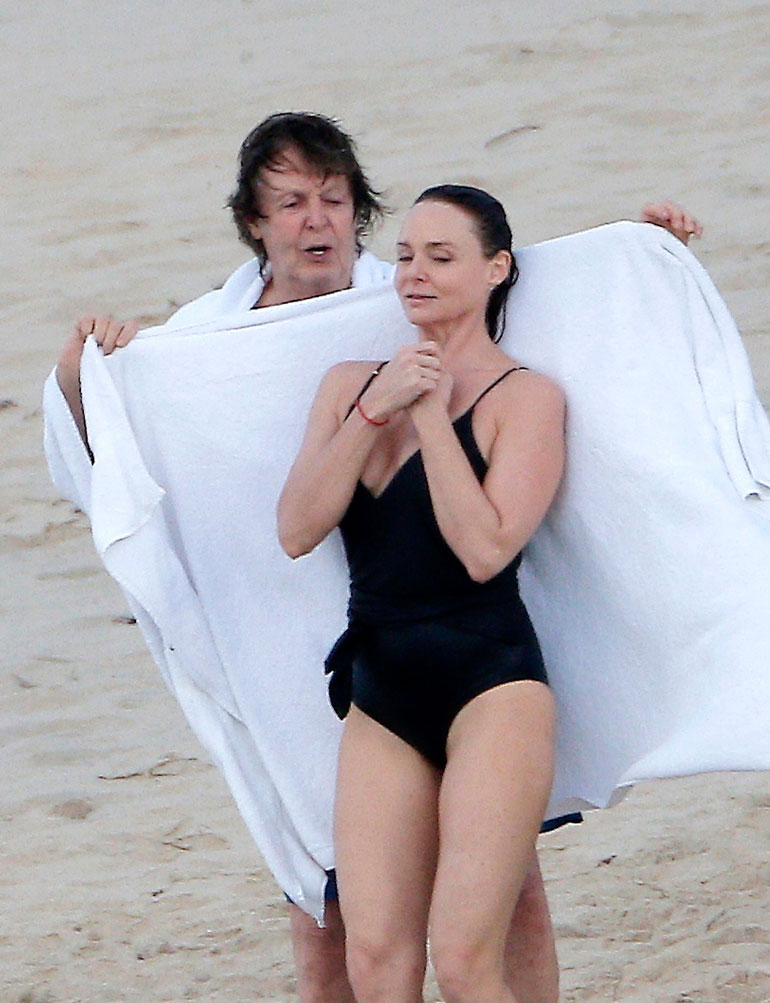 Muotisuunnittelija Stella McCartney, 45, teki irtioton Lontoon-kiireistään matkustamalla isolla porukalla Karibianmerelle Saint-Barthélemyn saarelle. Reissukaverina oli myös oma isä, The Beatles-legenda Paul McCartney, 74, joka huolehti, ettei tyttärelle tullut vilu meripulahduksen jälkeen.