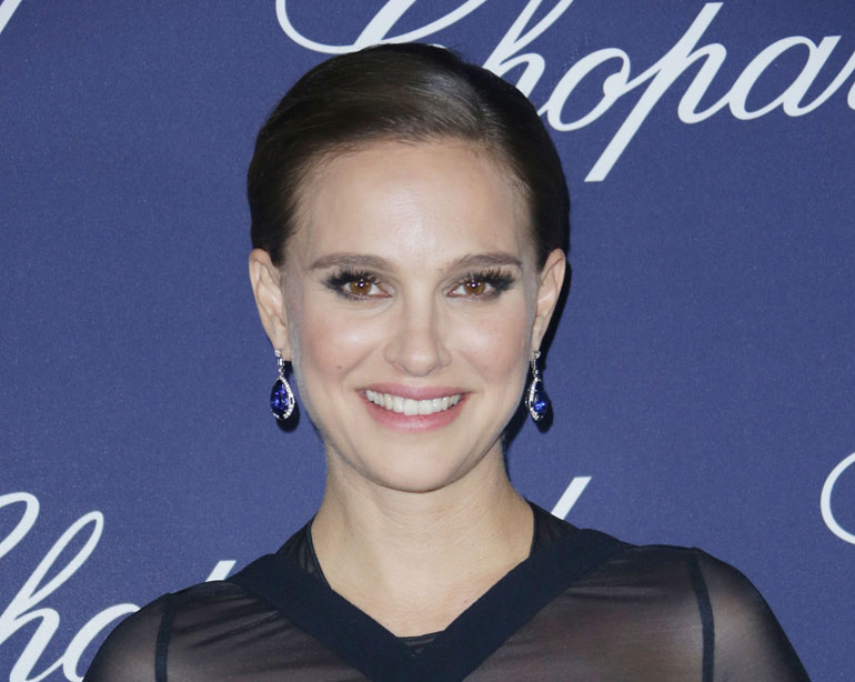 Natalie Portman poseeraa Palm Springsin elokuvagaalassa marraskuussa 2016. Natalie Portman poseeraa Palm Springsin elokuvagaalassa marraskuussa 2016.