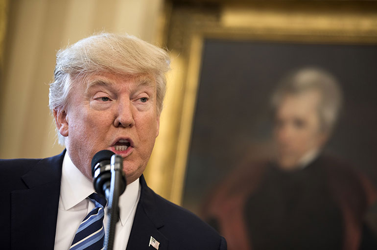 Donald Trump puhuu Valkoisessa talossa Donald Trump puhuu Valkoisessa talossa