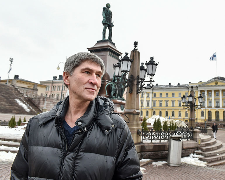 Vasili poseeraa SeiskalleHelsingissä Vasili poseeraa SeiskalleHelsingissä