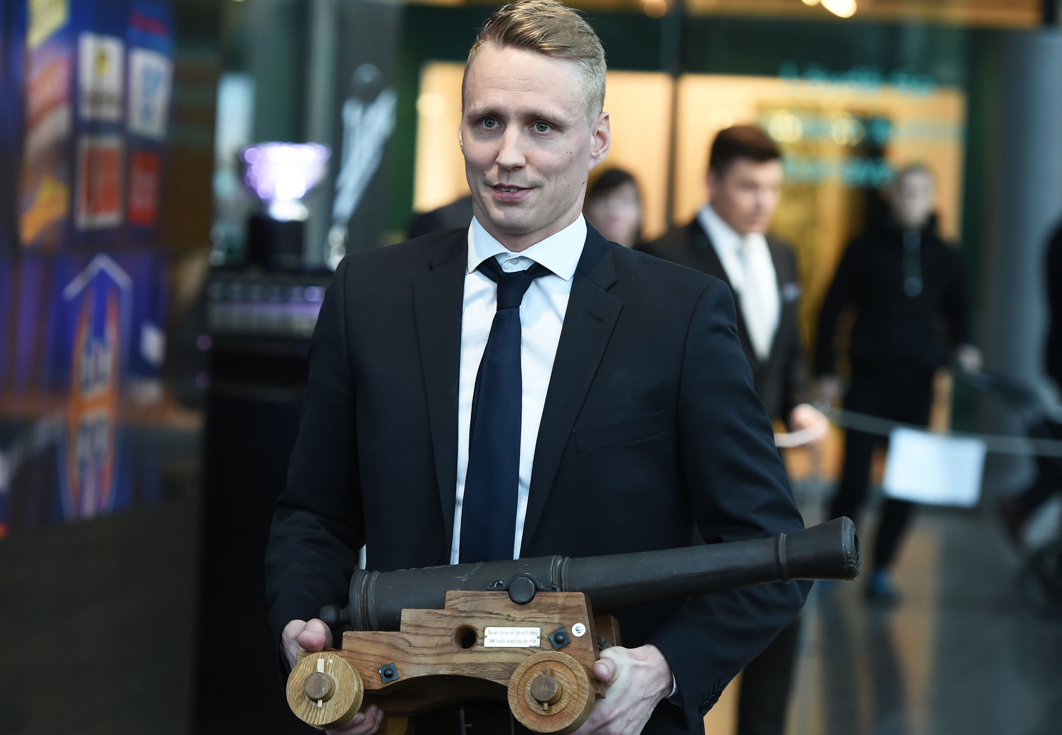Tapparan Veli-Matti Savinainen palkittiin Aarne Honkavaaran tykki-palkinnolla. Tapparan Veli-Matti Savinainen palkittiin Aarne Honkavaaran tykki-palkinnolla.