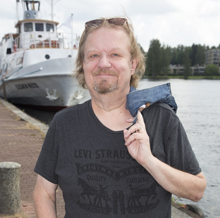 Jope Ruonansuu on pienen tyttären isä. Jope Ruonansuu on pienen tyttären isä.