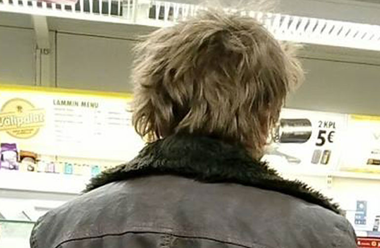 Jonne Aaron panosteli kioskilla. Jonne Aaron panosteli kioskilla.