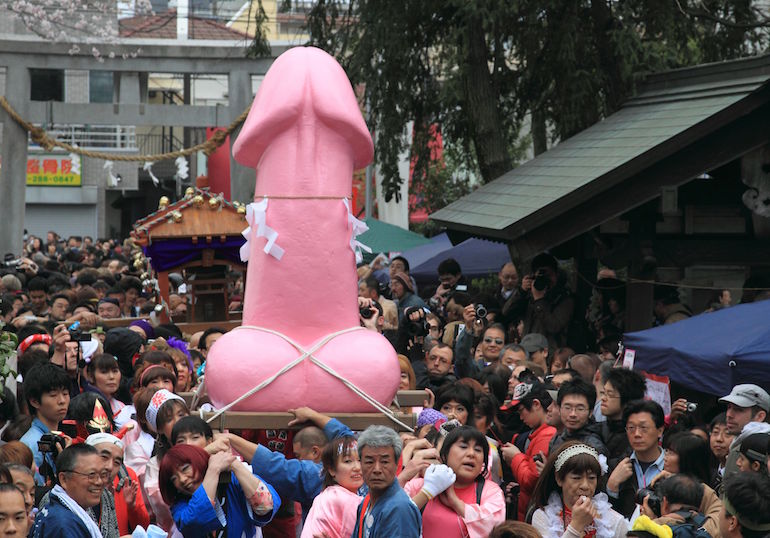 Japanissa vietetään penisfestivaalia. Japanissa vietetään penisfestivaalia.