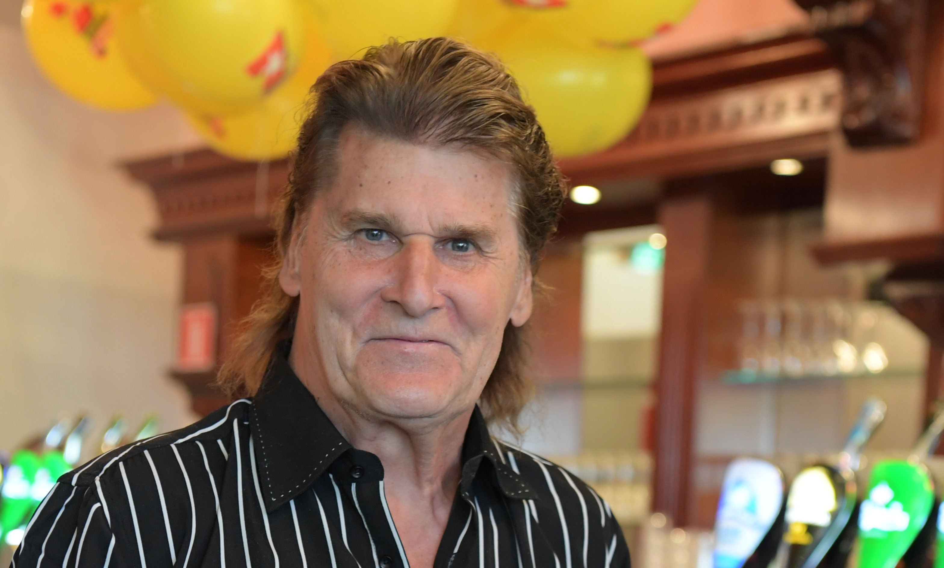 Frederik tiiraili naisia Seiskan synttäribileissä. Frederik tiiraili naisia Seiskan synttäribileissä.
