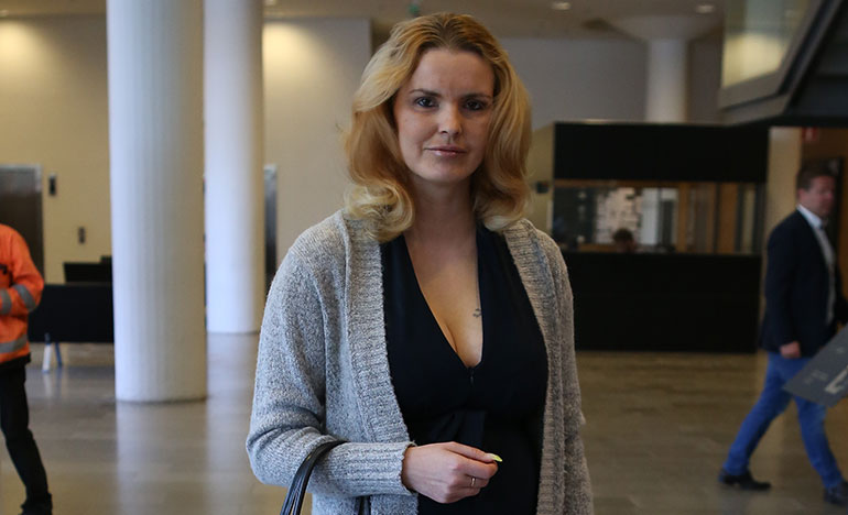 Sanna Suutari poseeraa Seiskalle Sanna Suutari poseeraa Seiskalle