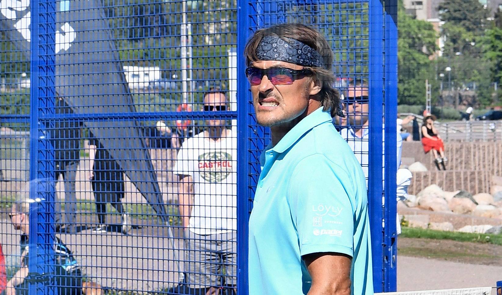 Teemu Selänne menetti hermonsa testatessaan uutuuslaji padelia. Teemu Selänne menetti hermonsa testatessaan uutuuslaji padelia.