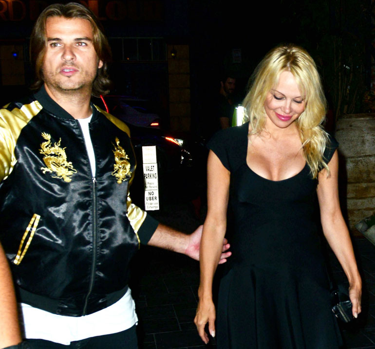 Pamela Anderson Romain Chavent kolmiodraama Pamela Anderson Romain Chavent kolmiodraama