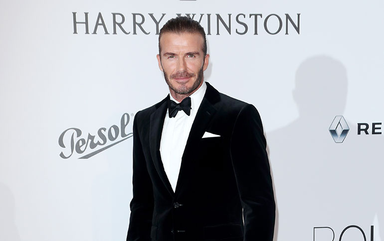 David Beckham poserraa punaisella matolla David Beckham poserraa punaisella matolla