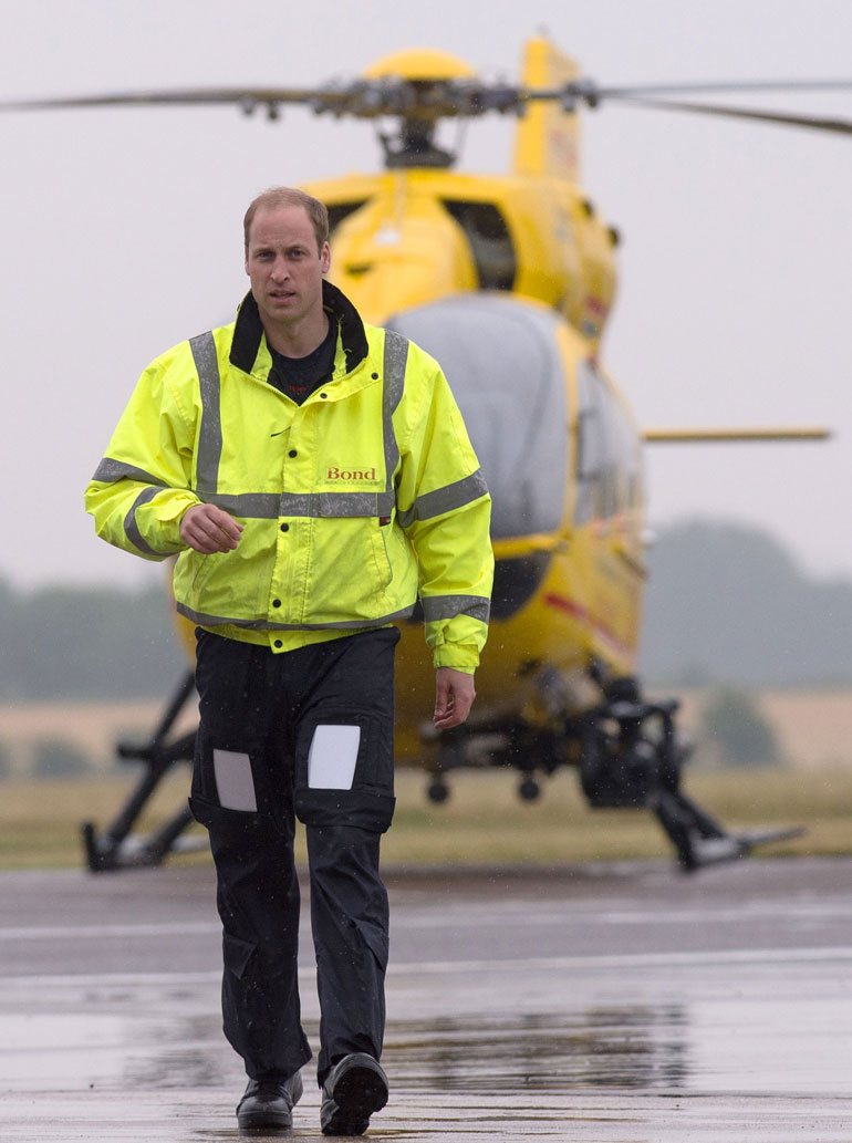Georgen syntymän jälkeen William perheineen muutti Walesiin, missä prinssi teki töitä ambulanssihelikopterin pilottina.