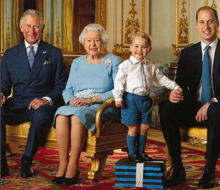 Brittihovin neljä sukupolvea: hallitsija Elisabet ja tulevat kruununperijät prinssi Charles, prinssi William ja prinssi George.