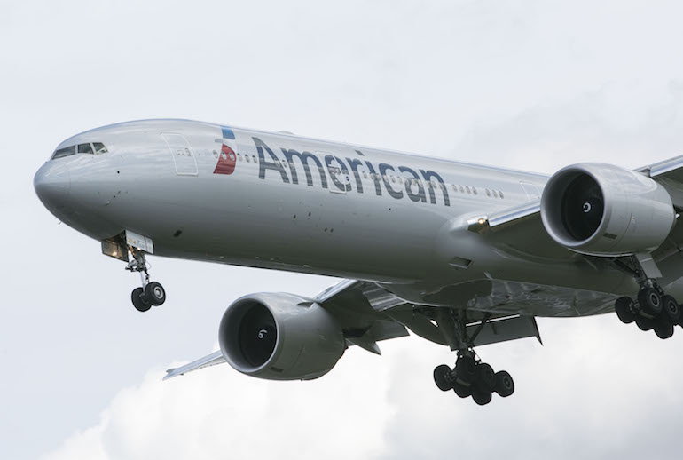 Mies tyydytti itseään American Airlinesin lennolla. Mies tyydytti itseään American Airlinesin lennolla.