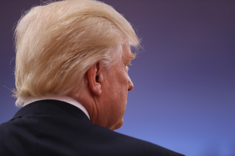 Avaruusolennot ovat huolissaan Trumpin käytöksestä. Avaruusolennot ovat huolissaan Trumpin käytöksestä.