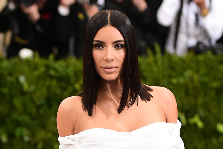 Kim Kardashian poseeraa punaisella matolla Kim Kardashian poseeraa punaisella matolla