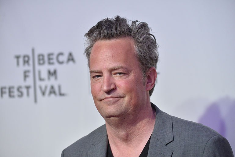 Matthew Perry punaisella matolla Matthew Perry punaisella matolla