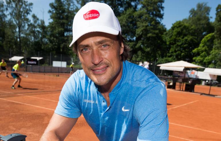 Teemu Selänne poseeraa Seiskalle Teemu Selänne poseeraa Seiskalle