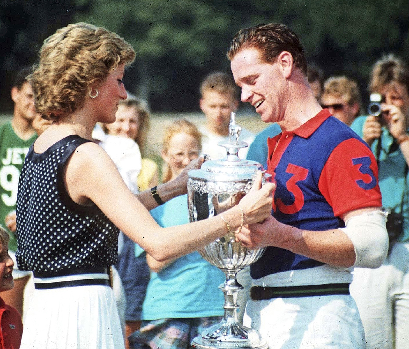 Dianalla oli useita rakastajia. Yksi heistä oli James Hewitt.