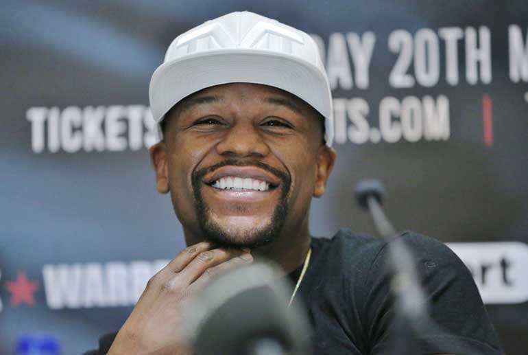 Floyd Mayweather voitti ottelun ja sai bikinikaunottaren kainaloonsa. Floyd Mayweather voitti ottelun ja sai bikinikaunottaren kainaloonsa.