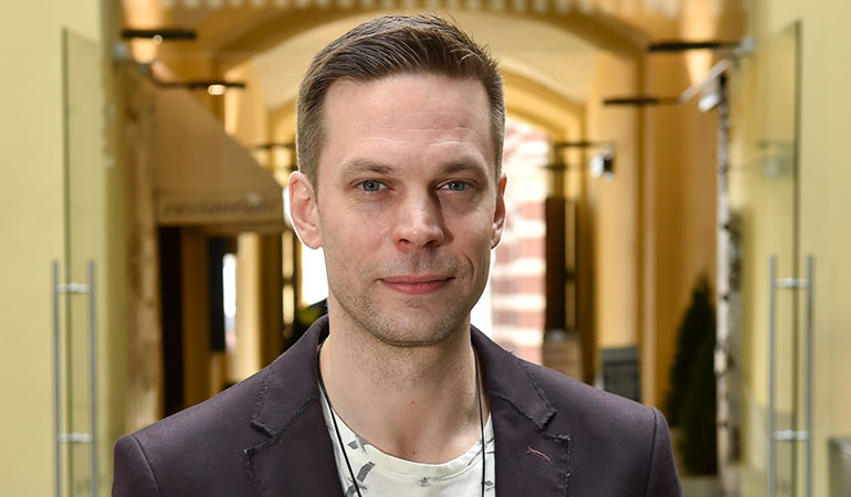 Mikko Nousiainen poseeraa Seiskalle Mikko Nousiainen poseeraa Seiskalle