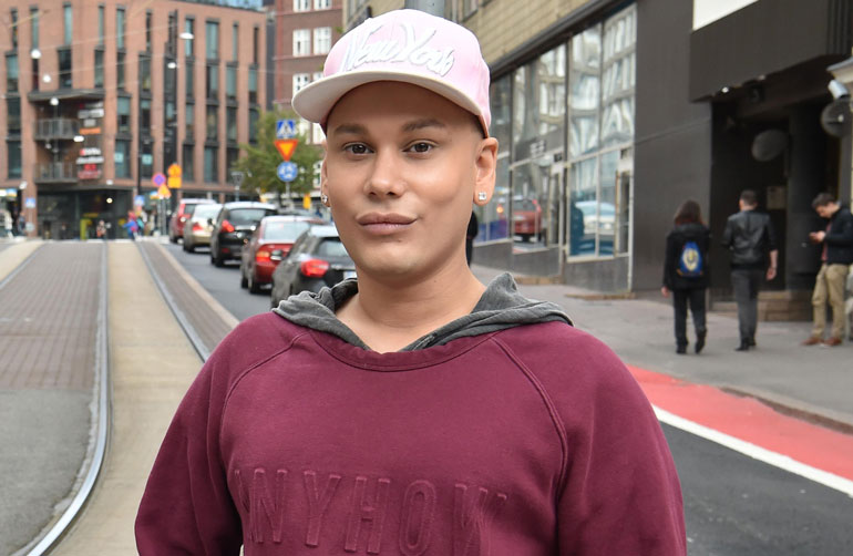 Muut romanit syrjivät Joni Virtasta homouden takia. Muut romanit syrjivät Joni Virtasta homouden takia.