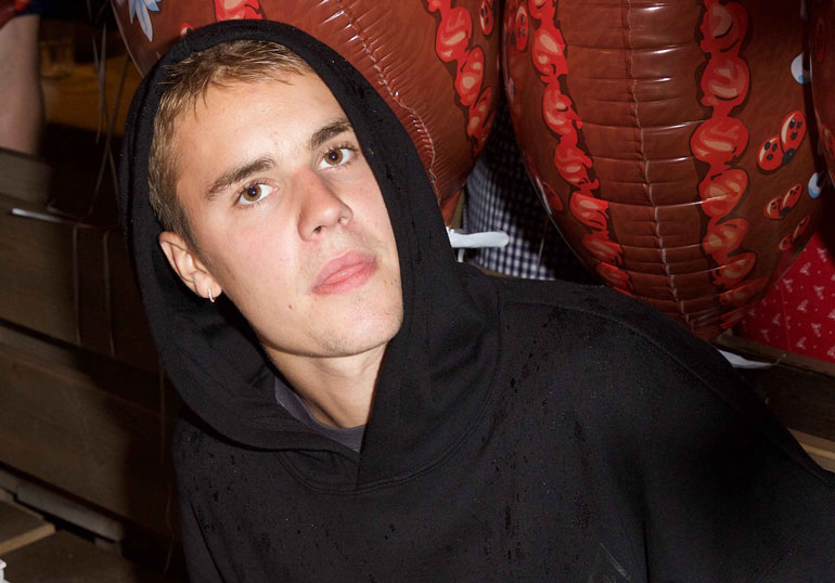 Justin Bieber kaatoi shotteja Meksikossa. Justin Bieber kaatoi shotteja Meksikossa.