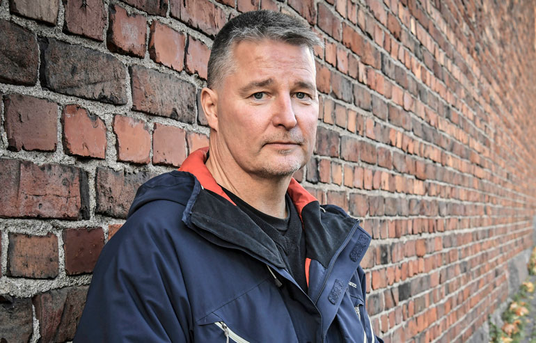 Matti Saren istuu vankilassa. Matti Saren istuu vankilassa.