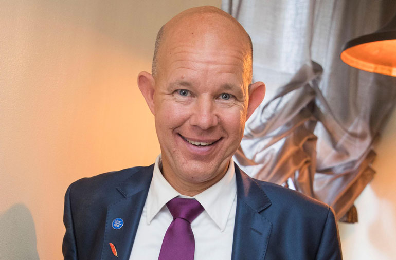 Suosikkiselostaja Kaj Kunnas tekee isoa tiliä. Suosikkiselostaja Kaj Kunnas tekee isoa tiliä.