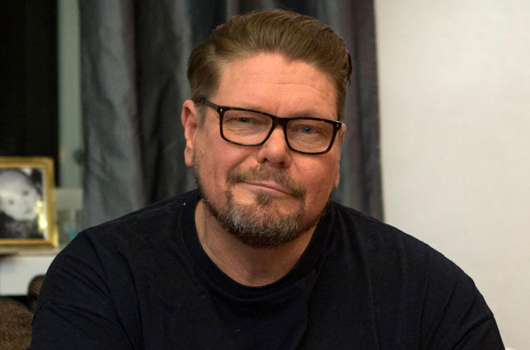 Henry Saarella on huonot välit läheisiinsä. Henry Saarella on huonot välit läheisiinsä.